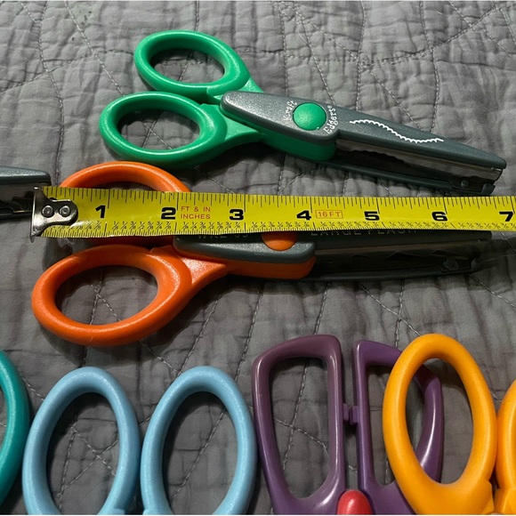 KRAFT EDGERS Craft Scissors Set of 20 Rotating Swivel Wood Carousel - Picture 3 of 7